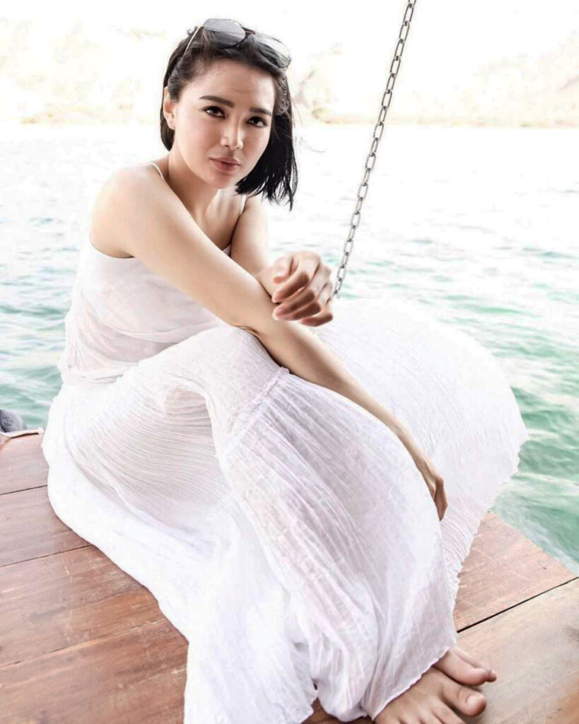 Gaun Putih Manis Wika Salim manis di pantai