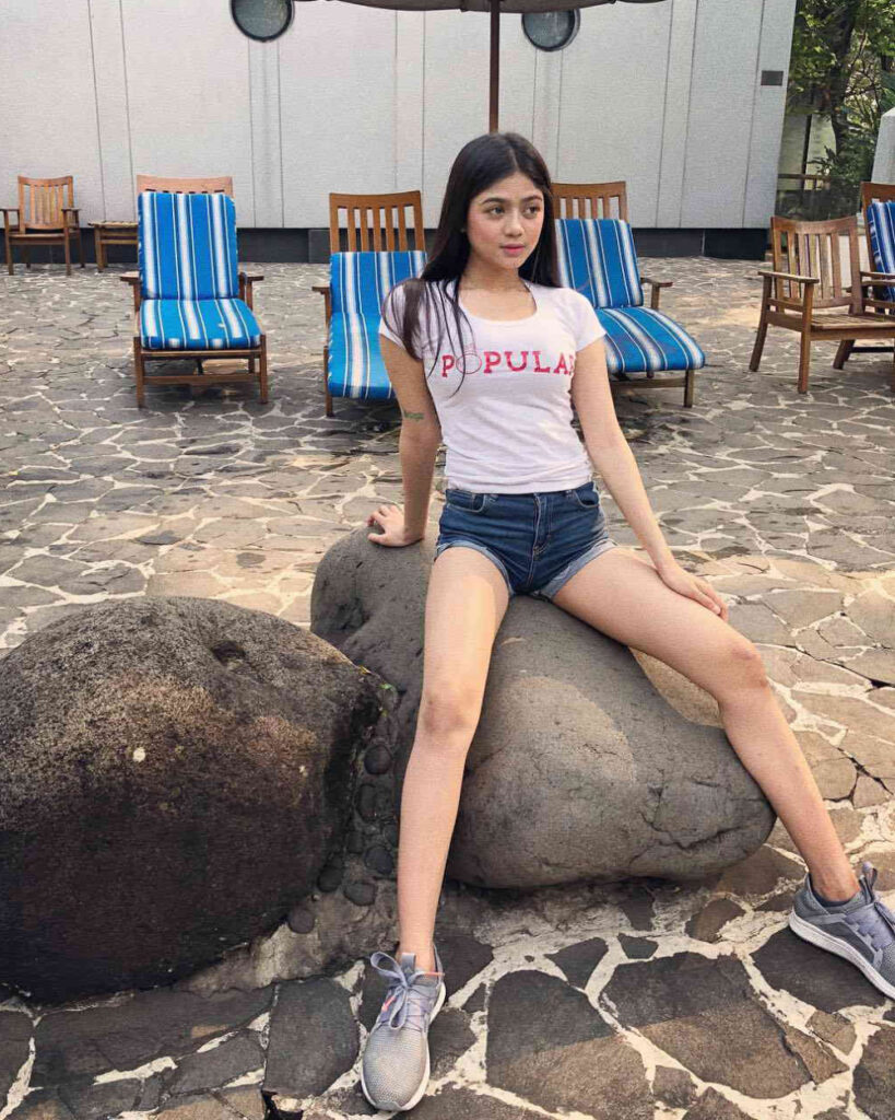 pose ngangkang dan seksi SPG Makassar Model Seksi Andi Vieranni