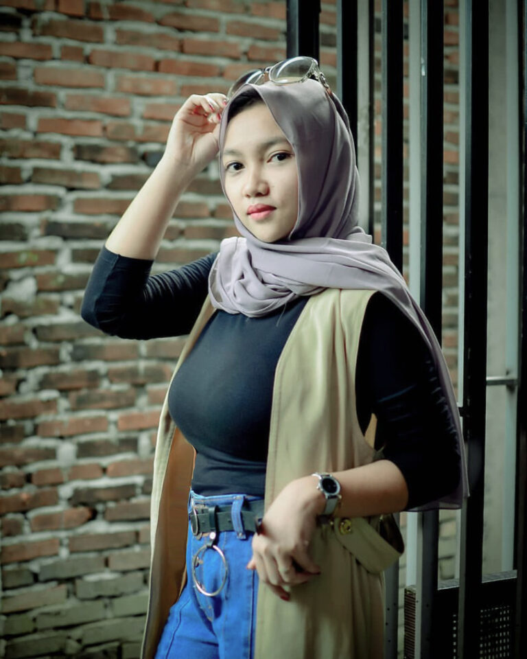 Muntakiyah - OOTD Seksi Foto Model Hijab Gaul dengan Jenas - Dzargon