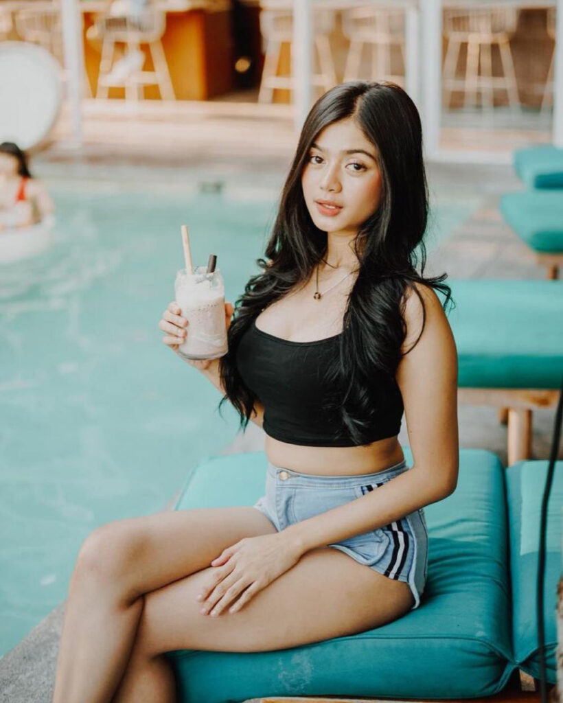 Paha mulus dan seksi manis Model Seksi Andi Vieranni