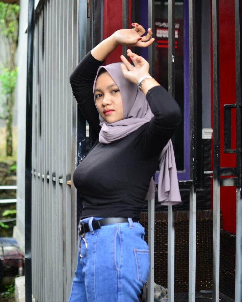 Muntakiyah - OOTD Seksi Foto Model Hijab Gaul dengan Jenas - Dzargon