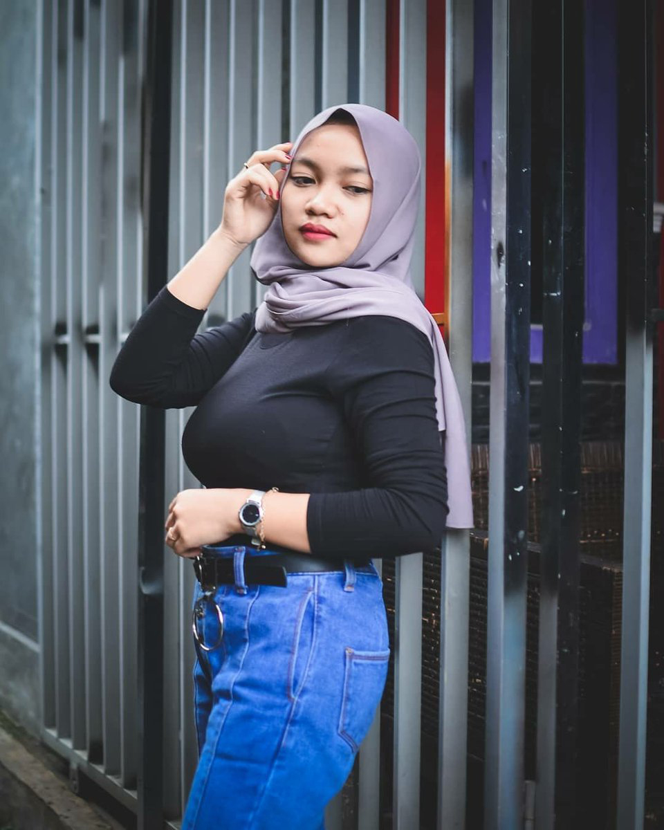 Muntakiyah - OOTD Seksi Foto Model Hijab Gaul dengan Jenas - Dzargon