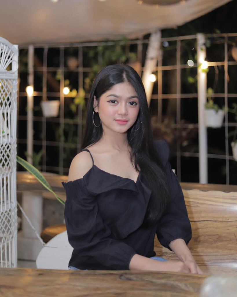 Rambut hitam panjang Model Seksi Andi Vieranni