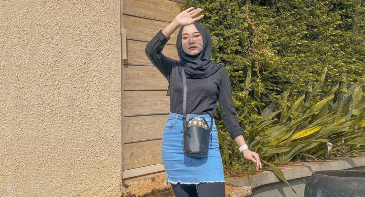 OOTD Hijab Mini Skirt Dan Legging Hitam yang Aktif