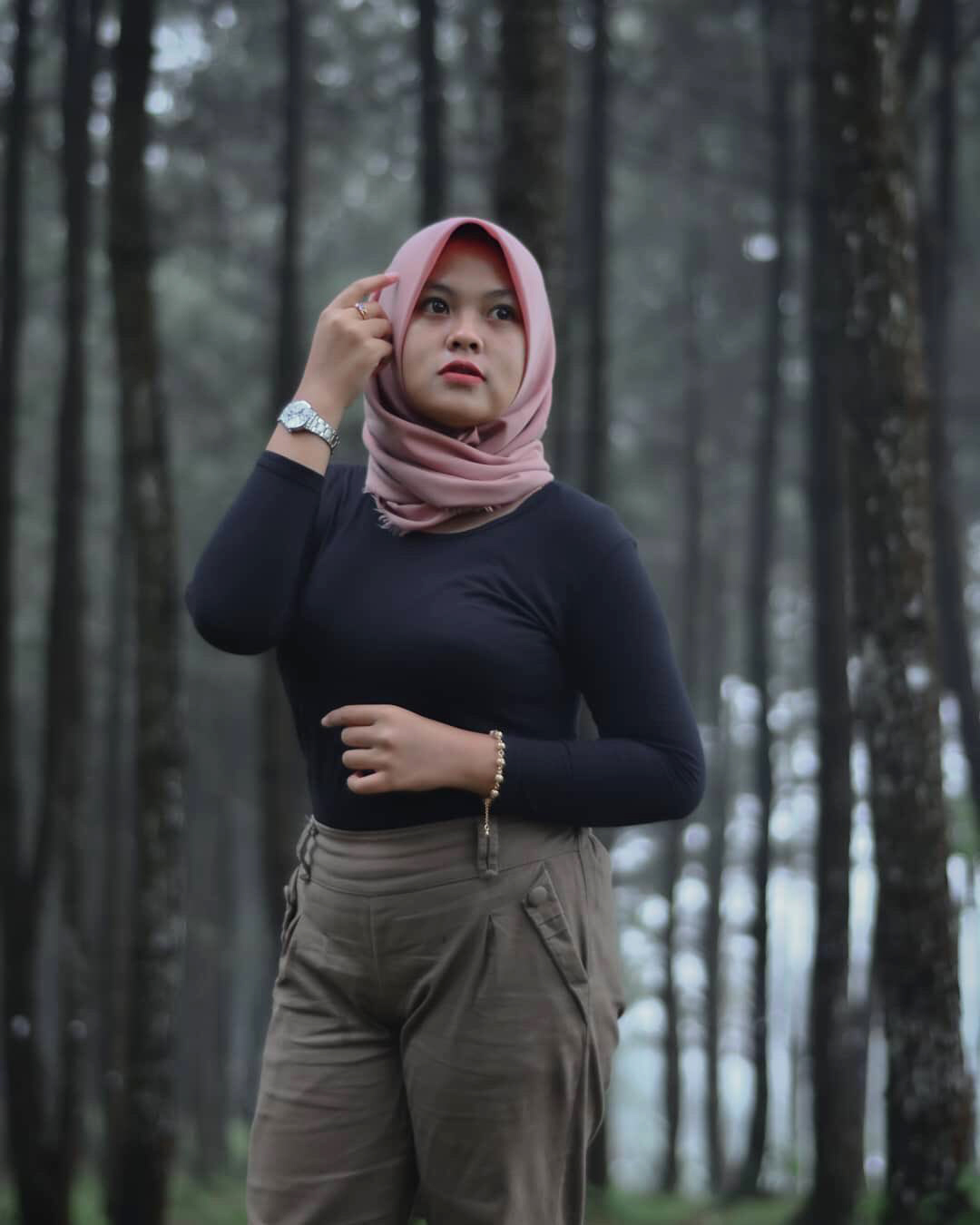 Hunting Foto Model Hijab di Hutan Pinus - Dzargon