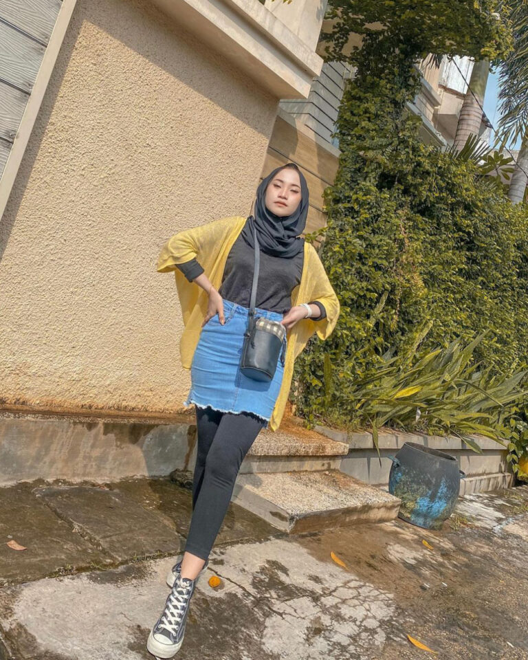 OOTD Hijab Mini Skirt Dan Legging Hitam yang Aktif - Dzargon