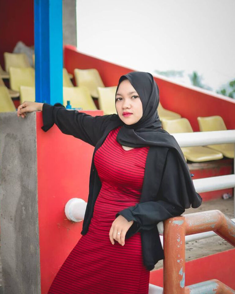 Muntakiyah Photoshoot Selebgram Seksi Dengan Dress Merah  