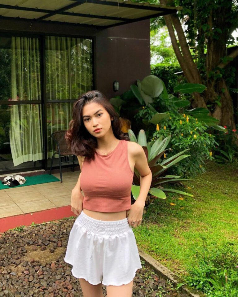 Igo Narsis Di Halaman Rumah Ootd Tanktop Crop Top Dan Celana Gemes