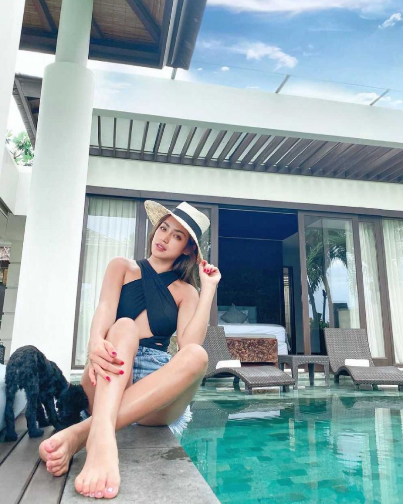 X Strap Bikini artis Indonesia Jessika Iskandar manis Betis indah