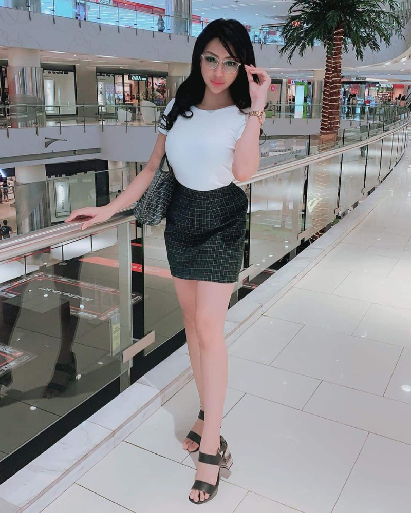 Rok Mini dan seksi OOTD Angela Lorenza di Mall