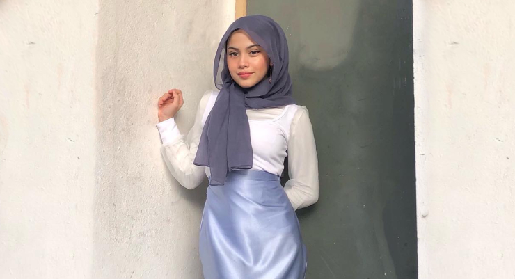 OOTD Jilbab dengan Rok Satin High Waist yang Biat Kaki Kelihatan Jenjang