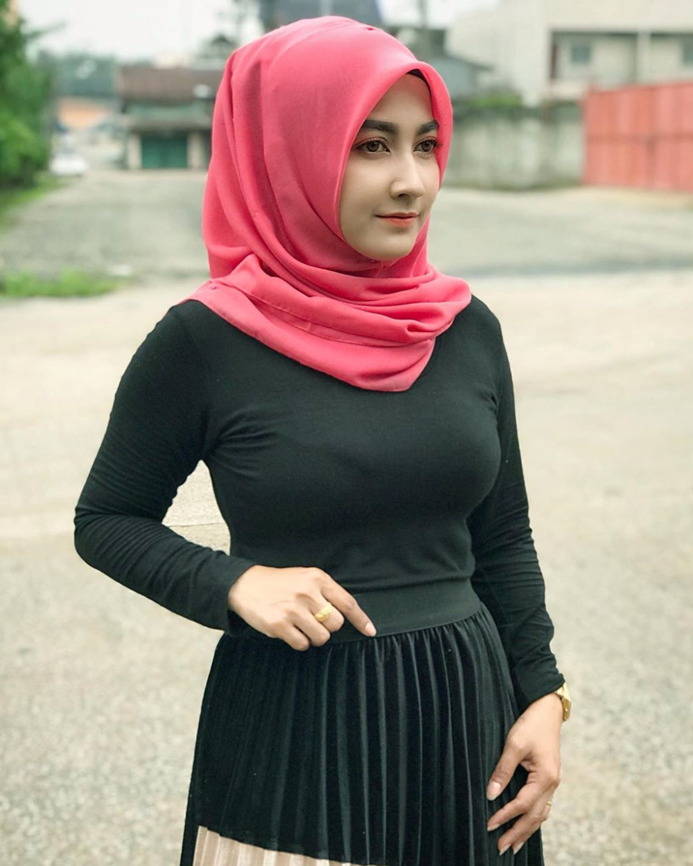 Beranikah Anda Menegur Cewek Baju Ketat tapi Pakai Kerudung - Dzargon