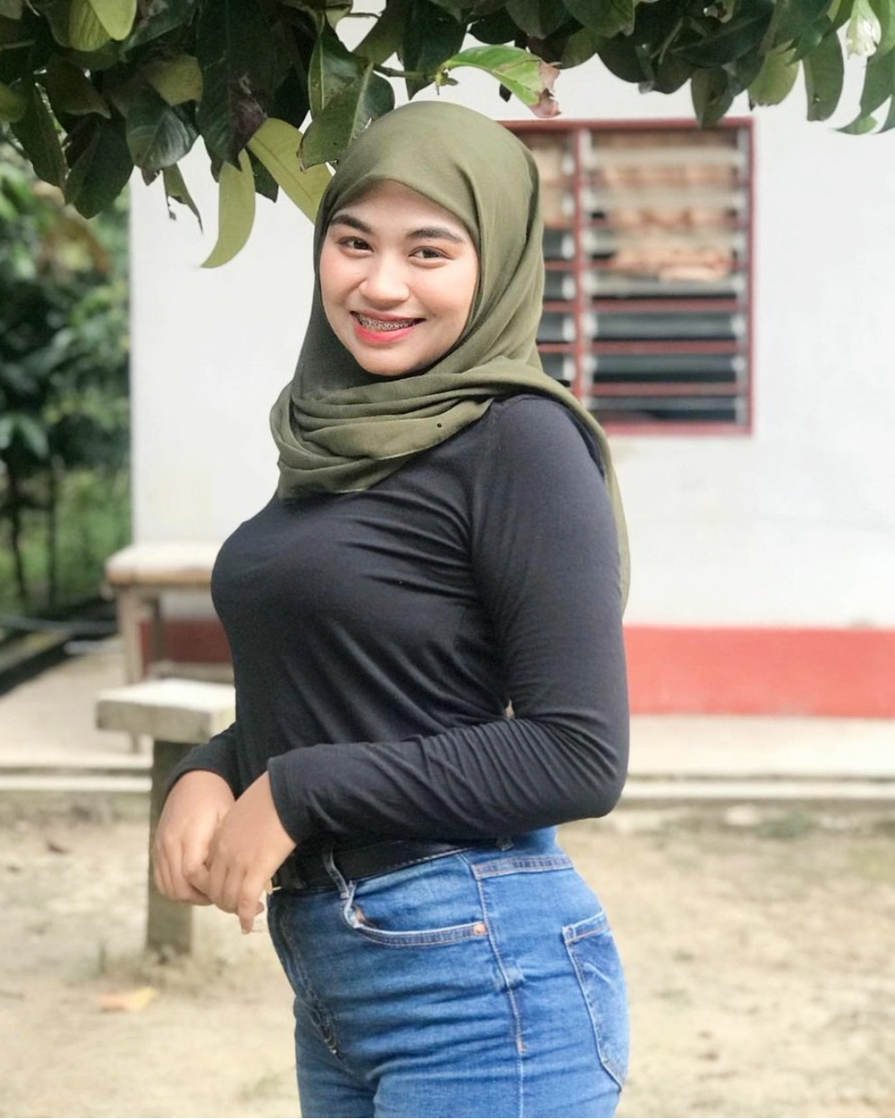 Beranikah Anda Menegur Cewek Baju Ketat tapi Pakai Kerudung - Dzargon