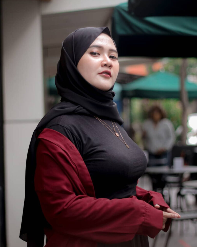 Beranikah Anda Menegur Cewek Baju Ketat tapi Pakai Kerudung - Dzargon