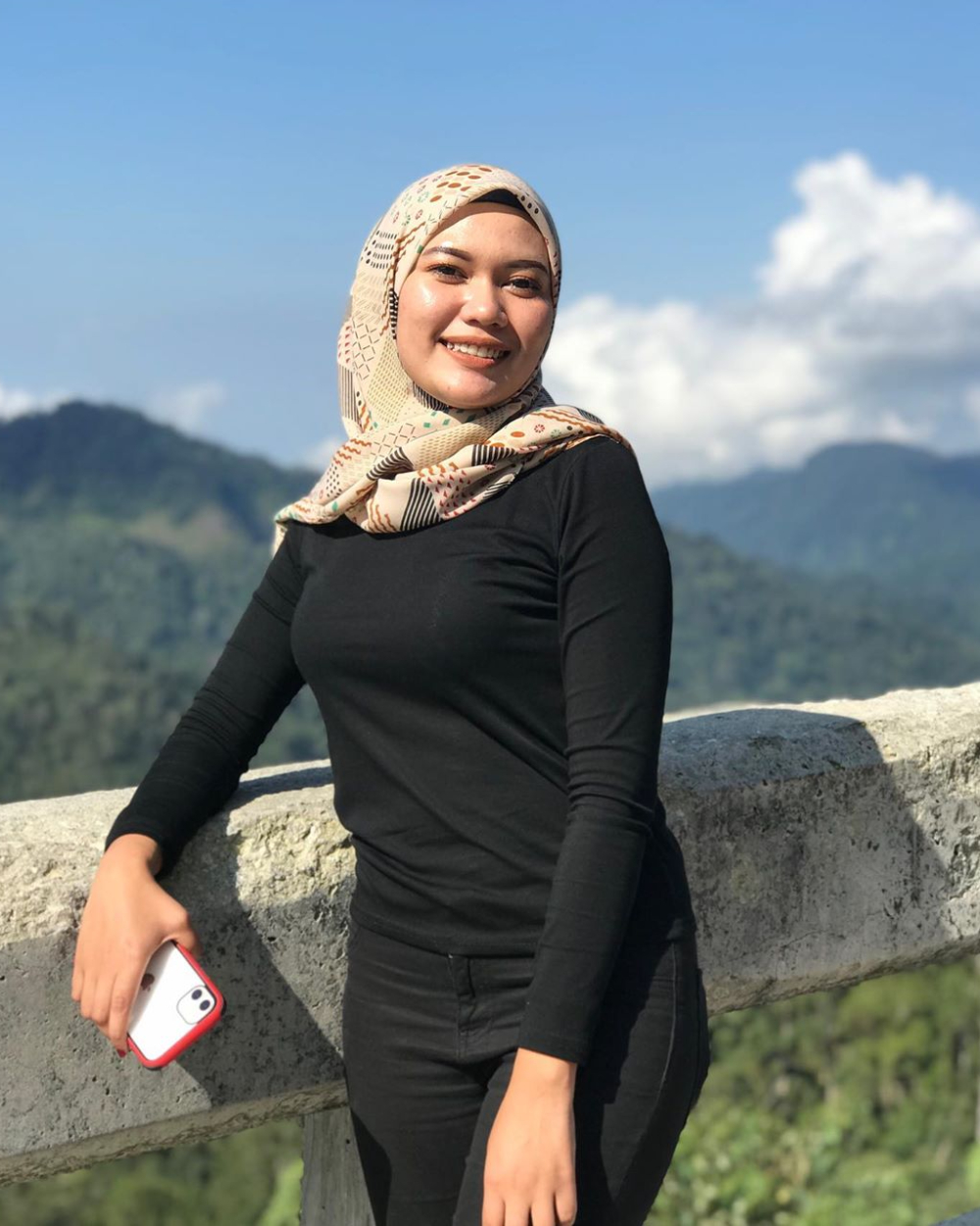 Beranikah Anda Menegur Cewek Baju Ketat tapi Pakai Kerudung - Dzargon