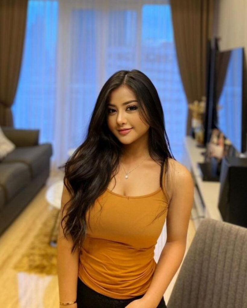 Tania Ayu seksi pakai Tanktop Ketat di kamar hotel