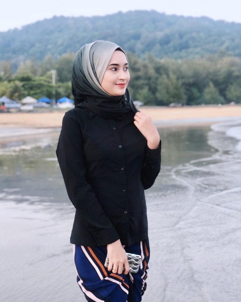 foto model hijab tema pantai baju kemeja hitam