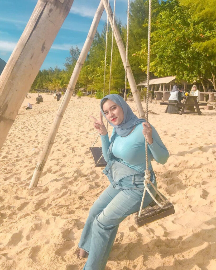 ootd hijab pantai jeans ketat dan manis