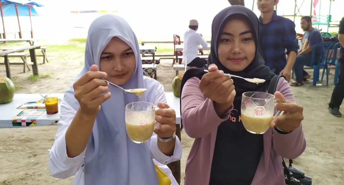 Cewek Aceh manis pakai Hijab Pamer makan Bubur memek