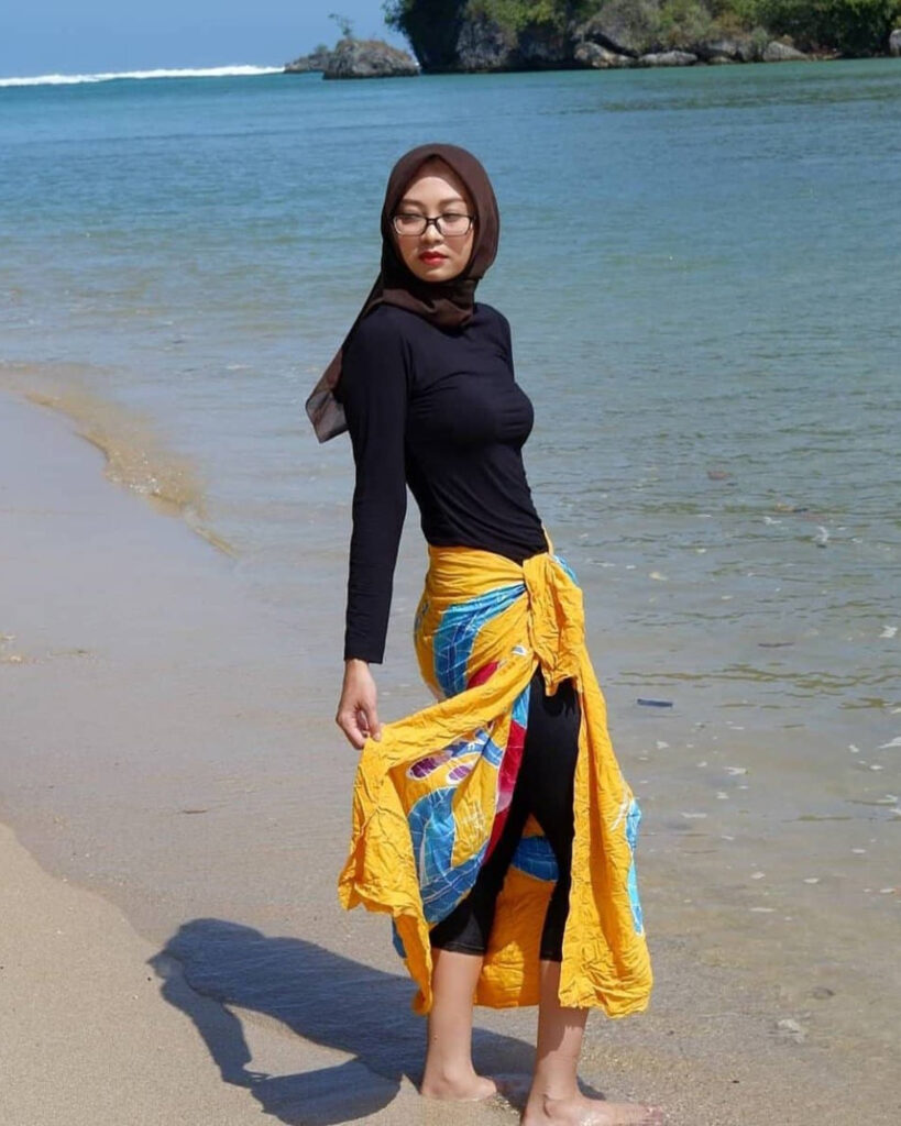 foto model hijab tema pantai seksi krempeng