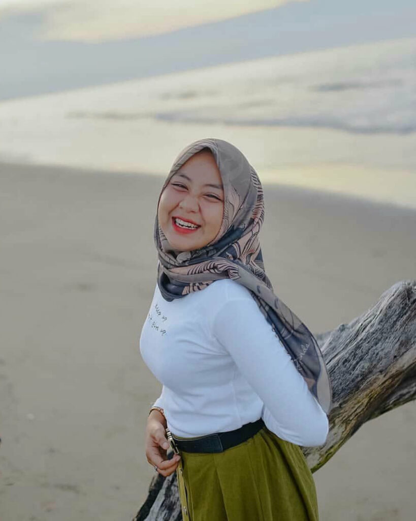 foto model hijab tema pantai seksi dan sintal