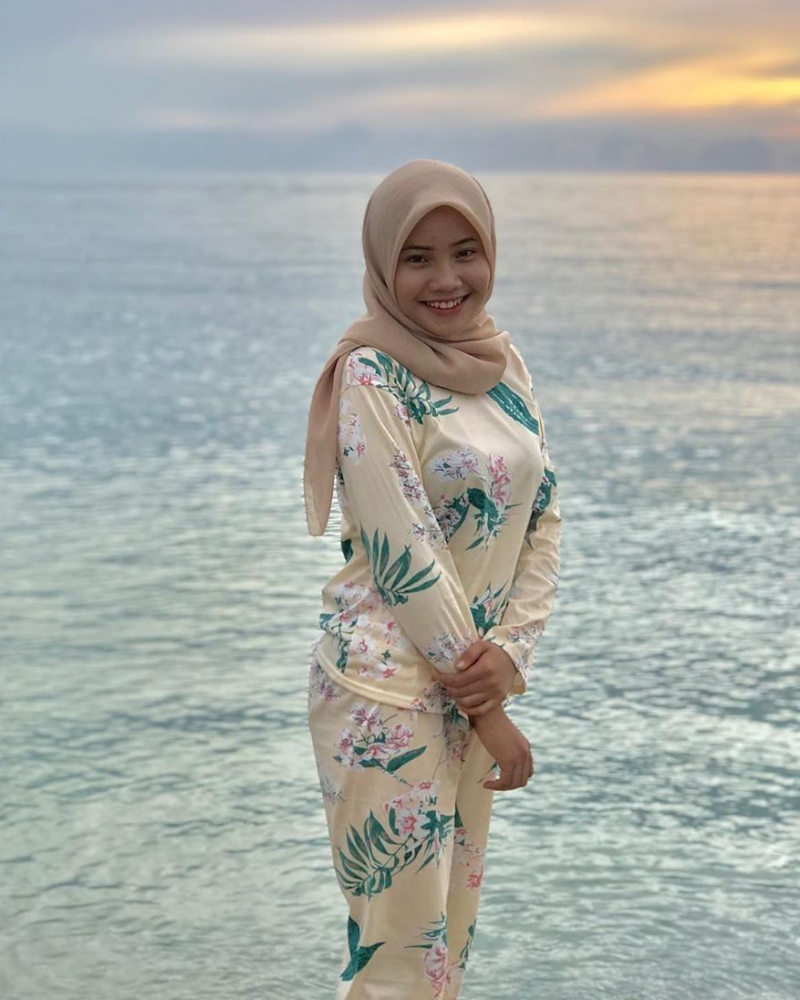 Senyum manis style hijab pantai casual