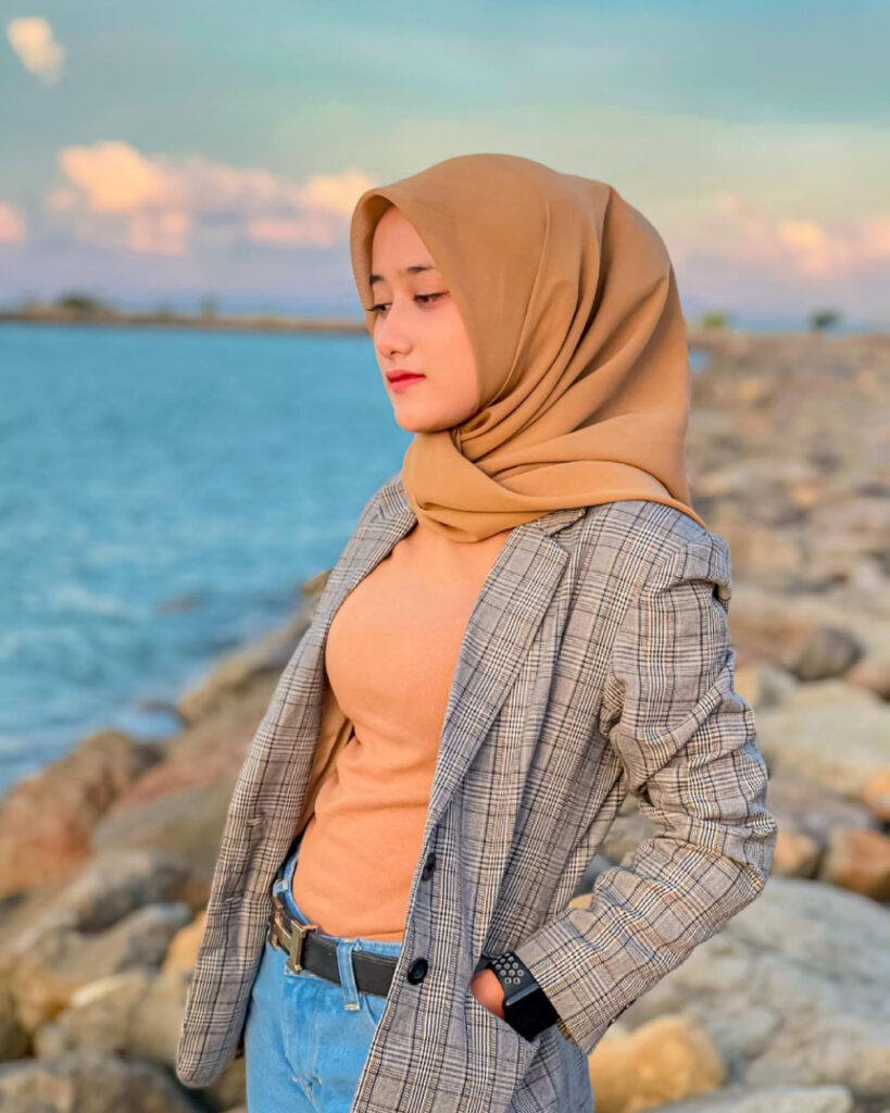 pose seksi style hijab pantai casual