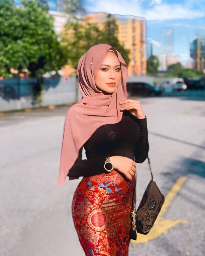 Cewek manis pakai Hijab Dan sarung batik ketat dan baju kaos hitam