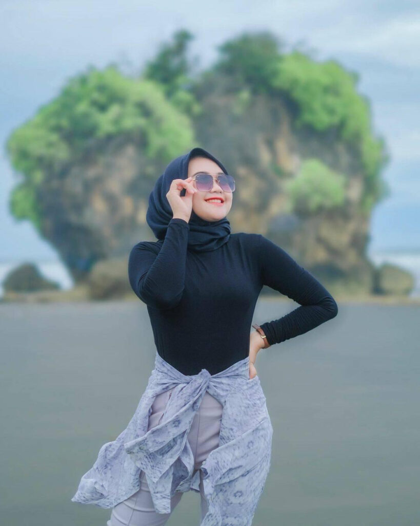 style hijab pantai casual baju koas hitam ketat