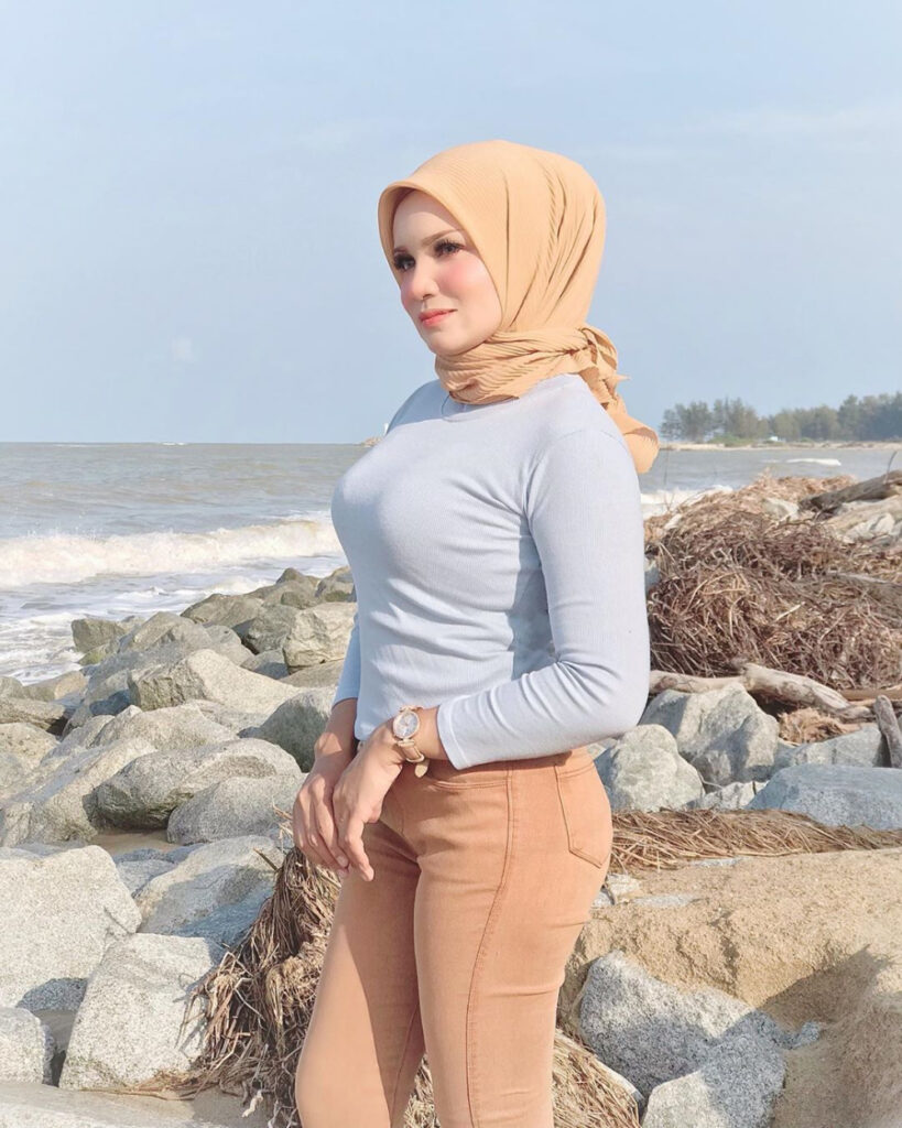 Tanten cantik dan manis Baju Kaos Ketat gede