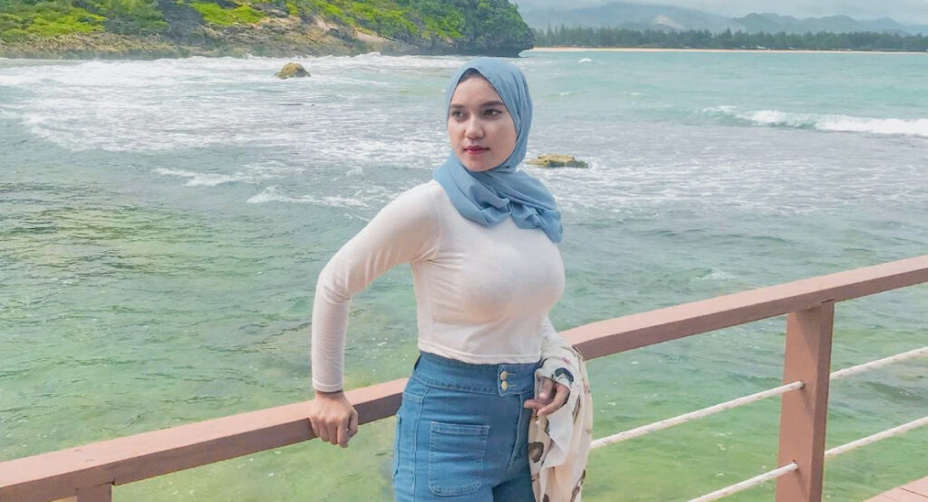Gaya Foto Hijab dan OOTD Cewek Jilbab Cantik ke Pantai - Dzargon