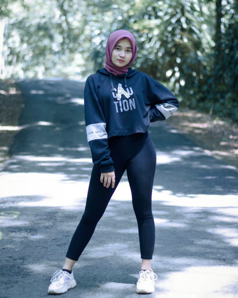 Legging ketat cewek hijab manis jogging di taman kampus Mahasiswi UGM