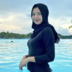 Cewek manis busung dada hijab basaj di kolam renang