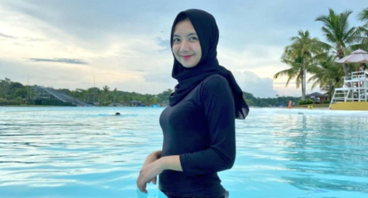 Cewek manis busung dada hijab basaj di kolam renang