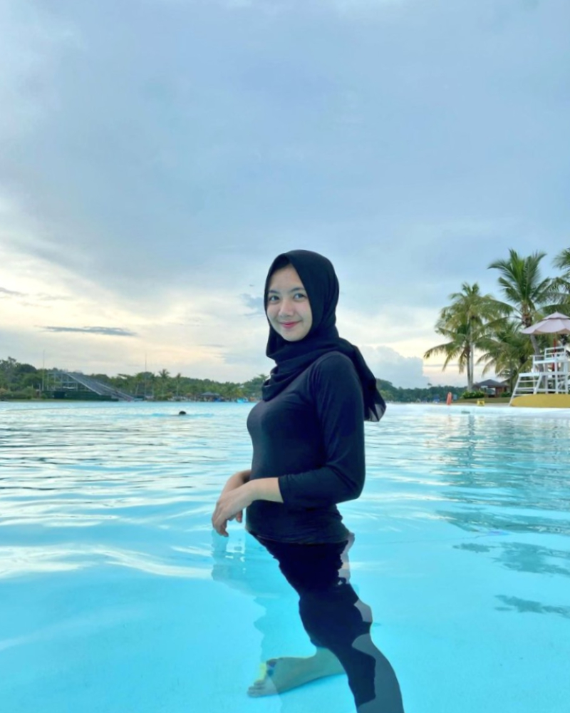 Cewek hijab manis baju basah ketat berenang di kolam renang