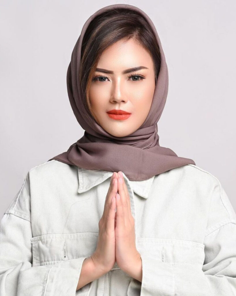 Nita Gunawan artis cantik pakai Hijab Jipon rambut kelihatan
