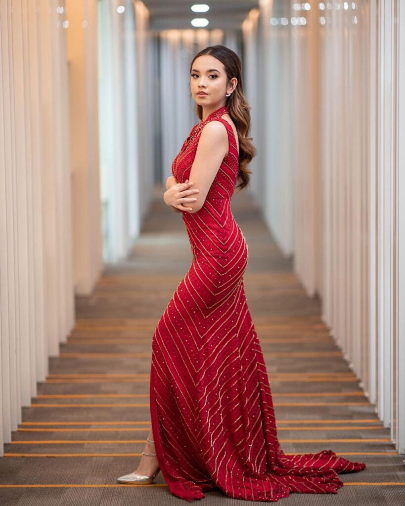 Lyodra artis cantik manis gaun merah super seksi di lobi hotel