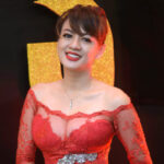 Gaun Merah seksi dan manis Yeyen Lidya dada indah
