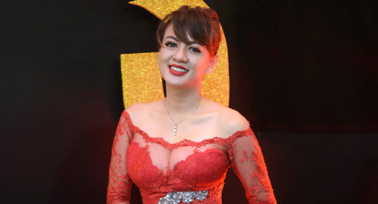 Gaun Merah seksi dan manis Yeyen Lidya dada indah