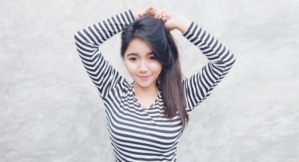 Janda muda cantik dan seksi manis pakai Baju Garis garis