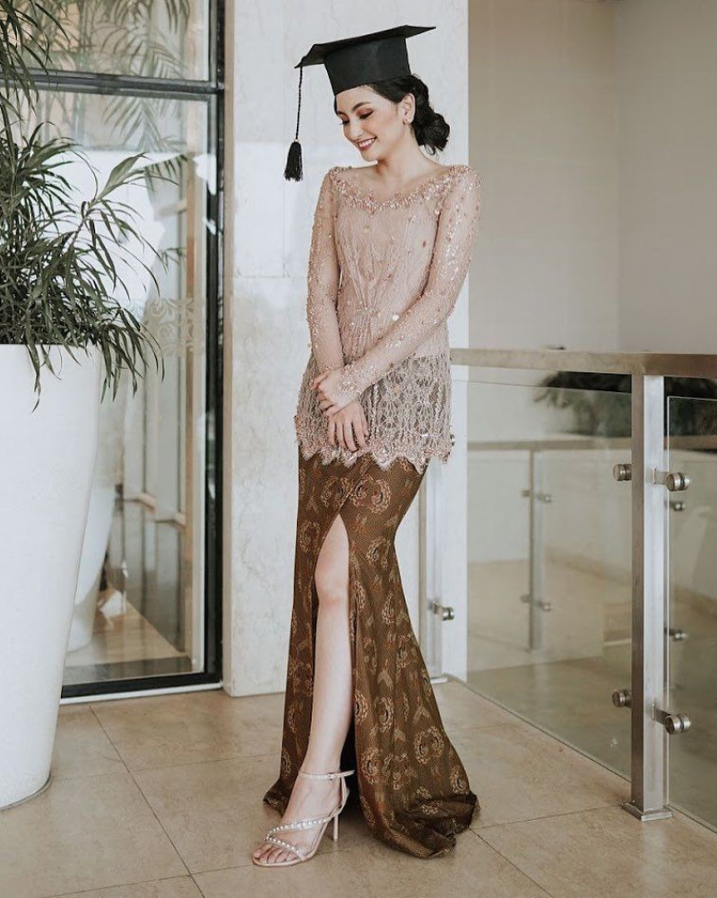 Valeria Tifanka Sarung Batik seksi dan manis Kebaya