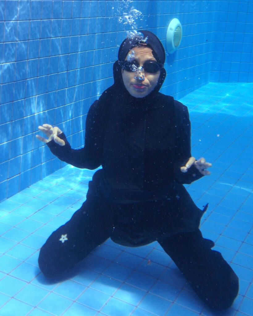 Cewek Hijab Menyelam basah kacamata renang hitam