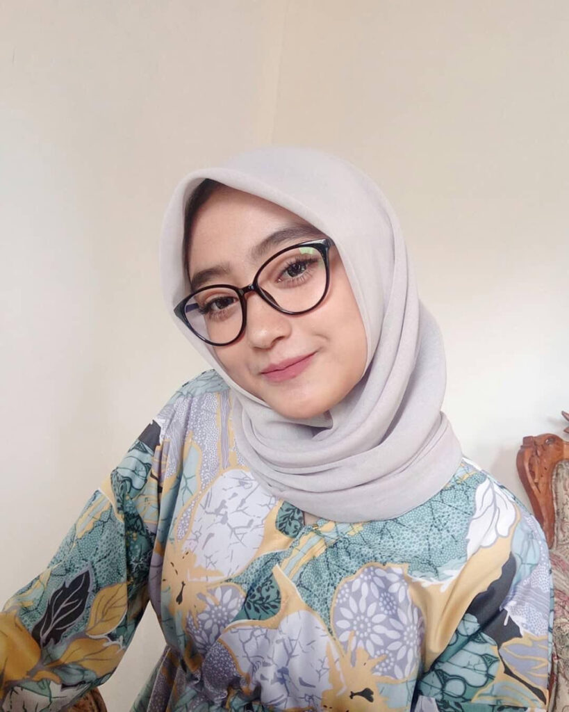 CEwek hijab manis pakai Kacamata cantik super imut dan menyenjukkan hati calon istri