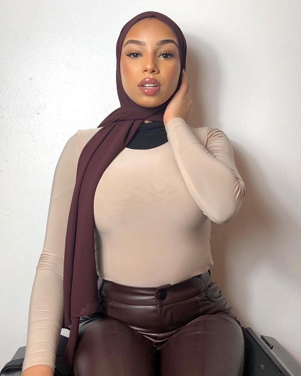 CEwek manis pakai Hijab seksi dan ketat
