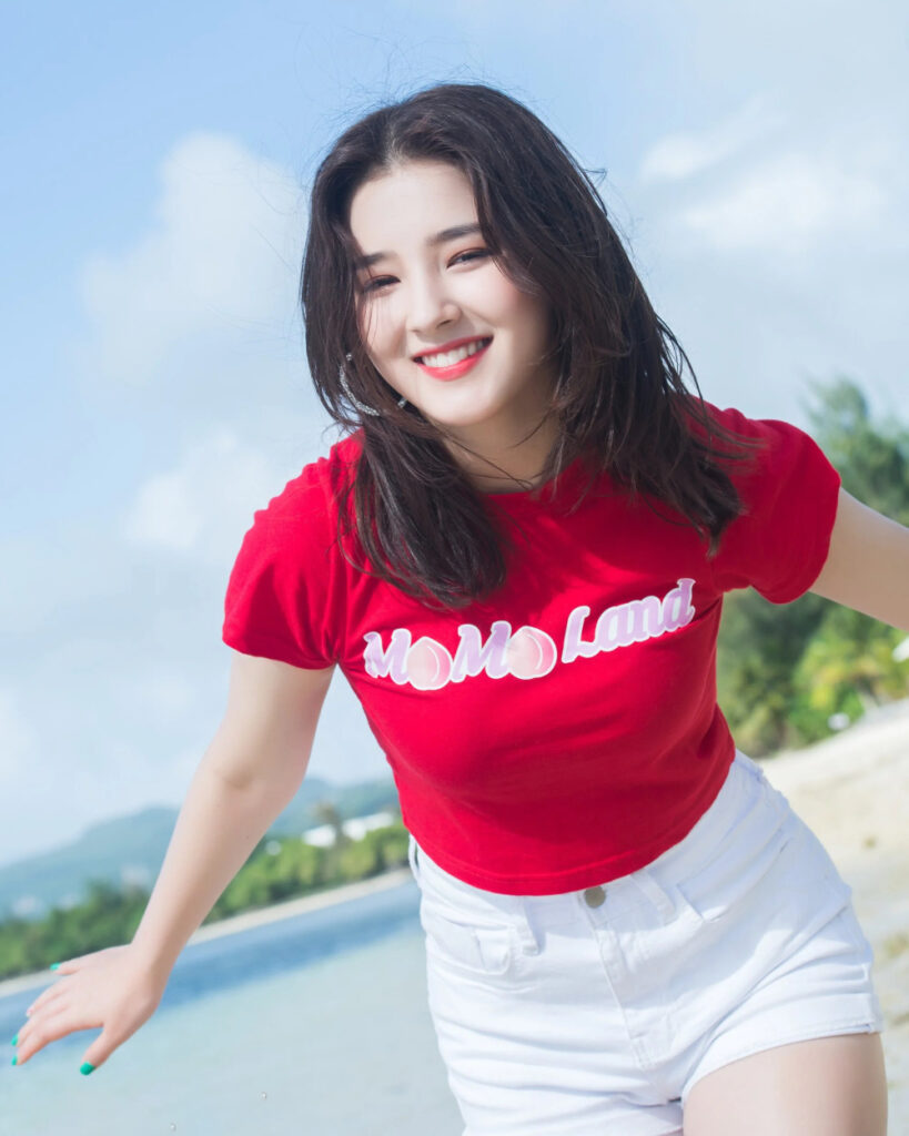 Baju kaos merah dan hot putih Nancy Momoland bibir merah Hari kemerdekaan Indonesia