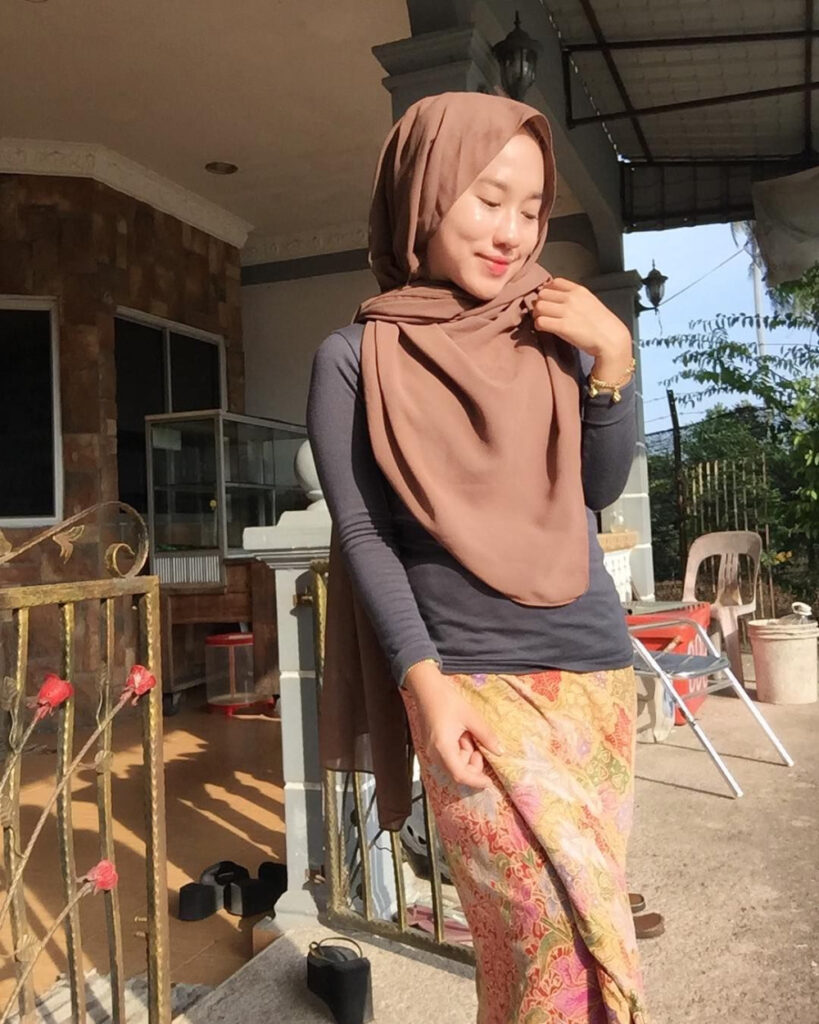 Janda Amoy pakai Hijab dan sarung batik manis