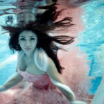 Gaun merah foto konsep baby margaretha swimming manis di kolam renang