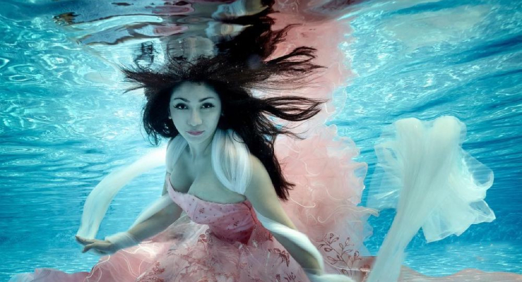 Gaun merah foto konsep baby margaretha swimming manis di kolam renang