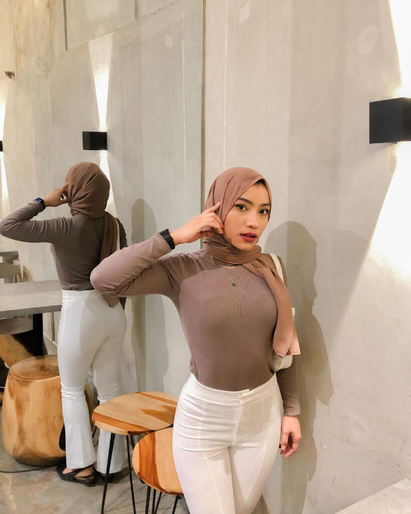 Hijab Seksi celana jenas ketat dan manis Pakai Cermin
