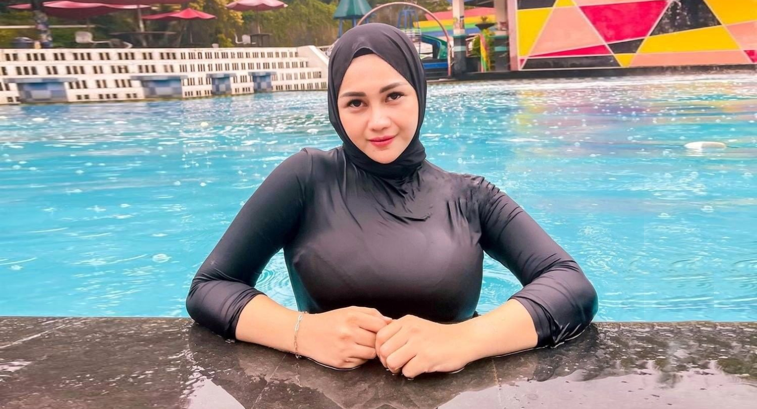 Jilbab Ketat basah manis Main air di kolam renang seksi